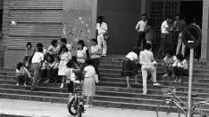 Alumnos universitarios en las escaleras de la Facultad de Filosofía en Zaragoza a principios de la década de los 80.