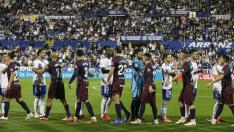 Los jugadores del RealZaragoza y Huesca se saludan antes del partido de la primera vuelta en La Romareda.