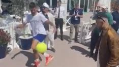 Djokovic dando un toque al balón de tacón ante la mirada de Neymar