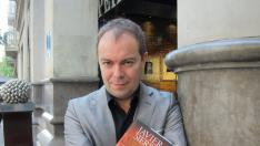 Javier Sierra con la novela que ahora se adapta al cómic.