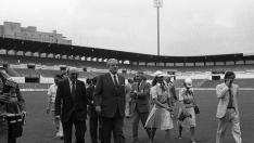 el presidente del Comité Organizador del Mundial 82, Raimundo Saporta, y el presidente de la Federación Española de Fútbol, José Luis Roca, visitan La Romareda.
