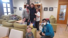 Vitalic y Diana, sus hijos, la madre de ella y dos profesores de español, en el albergue de Utrillas.