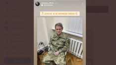 Zelenski ha compartido una foto de Medvedchuk, sentado, esposado y vestido con ropa militar