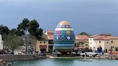 El huevo de Pascua decorado mide 16 metros de altura y 11 en la parte más ancha de su diámetro.
