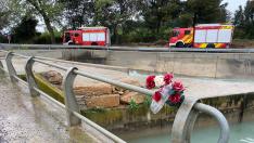 Este ramo de flores está colocado en el lugar del accidente ocurrido este miércoles, pero en memoria de otra víctima fallecida hace dos años.