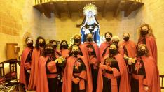 Las mujeres de la Cofradía de Santiago Apóstol son las encargadas cada año de sacar a hombros el paso de la Dolorosa.