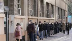Imagen de enero de una fila de personas en Zaragoza esperando a ser vacunadas contra la covid.