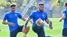 Florian Miguel y David Timor, en el entrenamiento desarrollado por la SD Huesca este viernes.