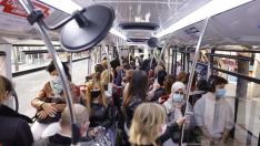 Pasajeros en una autobús el primer día de la huelga en Zaragoza