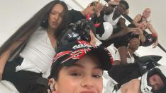 Rosalía junto a su equipo de baile.