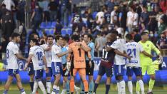 Los futbolistas del Real Zaragoza a la conclusión del duelo de este domingo en Huesca.