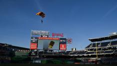 Un avión con paracaidistas que se dirigía a un partido de béisbol