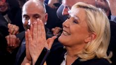 Marine Le Pen, French far-right National Rally (Rassemblement National) party candidate in the 2022 French presidential election, greets people at the end of a campaign rally in Arras, France, April 21, 2022. REUTERS/Yves Herman FRANCE-ELECTION/LE PEN