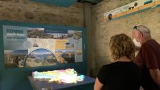 Un mapa geológico de Sobrarbe recibe al visitante en el centro de interpretación ubicado en el castillo de Aínsa.