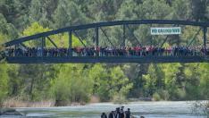El público esperaba en el puente de Hierro para ver el paso de las embarcaciones.