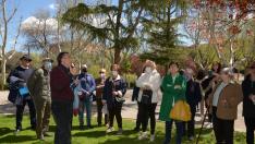 El profesor José Carrasquer habla con los asistentes a la actividad saludable en el parque de Los Fueros de Teruel.