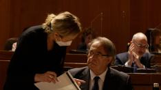 El consejero de Hacienda, Carlos Pérez Anadón, y la de Economía, Marta Gastón, antes de defender en las Cortes la convalidación del decreto de revisión de precios en la obra pública.