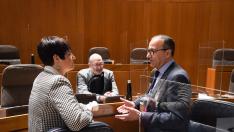 El consejero Felipe Faci habla con la diputada socialista Leticia Soria este miércoles en las Cortes de Aragón