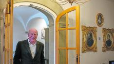 Joaquín Herrero, impulsor del proyecto, entra en una de las estancias con retratos de su familia
