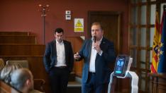 Isidro Fernández (Bumerania) con un robot, en la presentación en la Cámara de Comercio de Zaragoza.