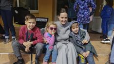 Lviv (Ukraine), 30/04/2022.- A handout photo made available by Lviv Regional State Administration press service shows US actress Angelina Jolie poses for photo with Ukrainian children in Western Ukrainian city of Lviv, 30 April 2022. Actress and UN Goodwill Ambassador Angelina Jolie arrived to Ukraine to support of people amid Russian invasion. Russian troops entered Ukraine on 24 February resulting in fighting and destruction in the country and triggering a series of severe economic sanctions on Russia by Western countries. (Rusia, Ucrania) EFE/EPA/Lviv Regional State Administration press service / HANDOUT HANDOUT EDITORIAL USE ONLY/NO SALES UKRAINE RUSSIA CONFLICT ANGELINA JOLIE