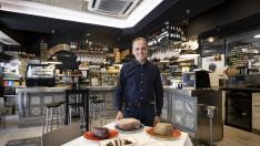 David Salvador, junto a varios cortes y recetas elaboradas a partir del atún ronqueado en Huesca.