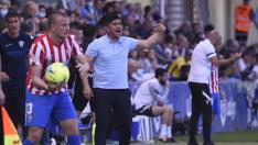 Xisco Muñoz da instrucciones a sus jugadores durante el Huesca-Sporting.