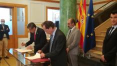 Momento de la firma que ratifica la nueva inversión por el vicepresidente aragonés, Arturo Aliaga, y el presidente de Oxaquin, Jaime Miquel Voltas. Detrás,el presidente aragonés Javier Lambán.