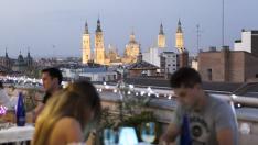 La terraza del restaurante Lounge Van Gogh, en la octava planta del aparthotel Los Girasoles de Zaragoza.