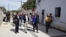 Jorge Azcón visita la nueva calle Salitrería de Alfocea.