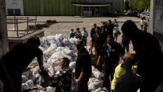 Ucranianos desplazados reciben alimentos en Mahdalynivka.