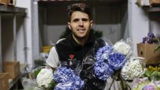 Capapé posa en el almacén de flores donde trabaja.
