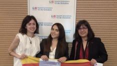 De izquierda a derecha, Ana Gómez e Inés Alberto (residentes de cuarto año del sector I de Zaragoza) y la médica de Atención Primaria Amelia Cantarero.