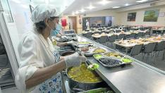 El comedor de la obra social del Carmen, este jueves, ha recobrado la normalidad y los usuarios vuelven a degustar el menú en las mesas en lugar de llevárselos a casa por la pandemia