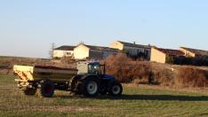 Trabajos de un tractor en una explotación agraria de la provincia de Huesca.