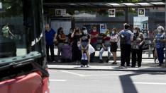 Usuarios esperando el autobús en una jornada de huelga en Zaragoza.