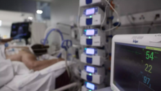 Constantes vitales en una pantalla de una paciente ingresada en la UCI de un hospital.