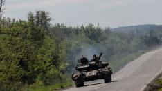 Foto de archivo de un tanque ucraniano en una carretera de la región de Donetsk