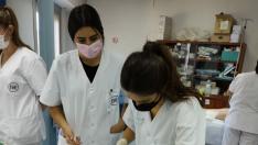 Alumnas de la Escuela de Enfermería de Huesca haciendo prácticas.