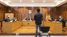 El acusado, de pie, durante el juicio celebrado ayer en la Audiencia Provincial de Zaragoza.