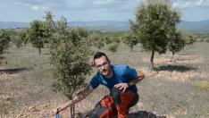 Daniel Brito, presidente de Atruter, revisa el sistema de riego en su plantación de trufa de Sarrión.
