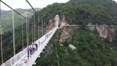 Inauguran en Vietnam el puente de cristal más largo del mundo