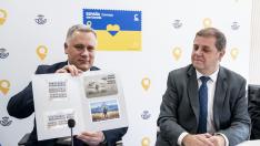 El consejero diplomático del Presidente de Ucrania, Igor Zhovka (i), posa con el sello 'España con Ucrania'.
