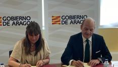 La consejera de Sanidad y el presidente del Colegio de Odontólogos y Estomatólogos de Aragón firman el convenio.