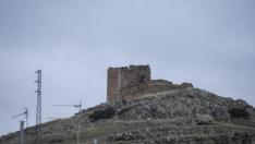 La fortaleza se sitúa sobre un cerro que preside el municipio.