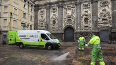 Dos operarios de limpieza de FCC en la plaza del Justicia de Zaragoza.