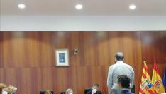 El acusado, de pie con camisa blanca, durante el juicio celebrado este lunes en la Audiencia de Zaragoza.