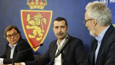 Sanllehí, al fondo, mira a Carcedo, durante la presentación del técnico como nuevo entrenador del Real Zaragoza.
