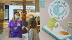 El centro comercial habilitará un cajón solidario para la recogida de móviles en Planta Baja de Gallery.