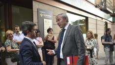 Los dos alcaldes, instantes antes de iniciarse el acto en la Caja Rural.